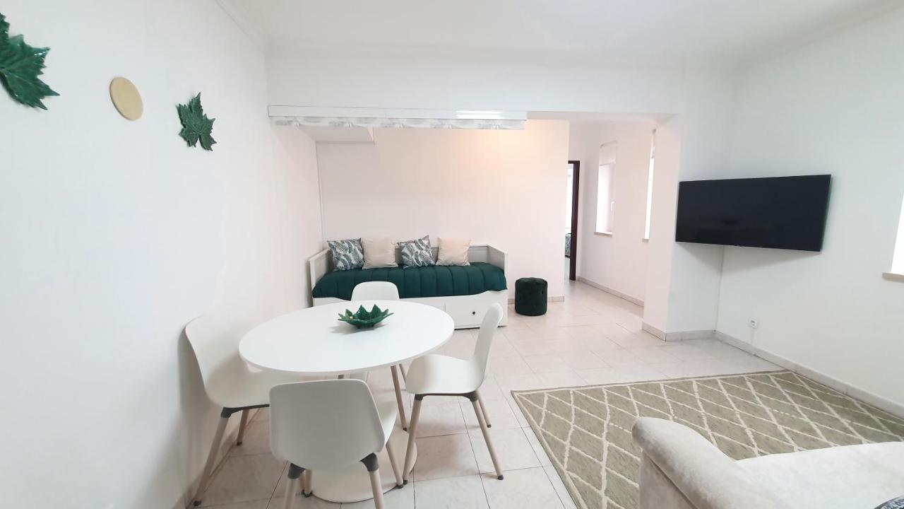 Caldas Da Rainha'S Green & White Exterior photo